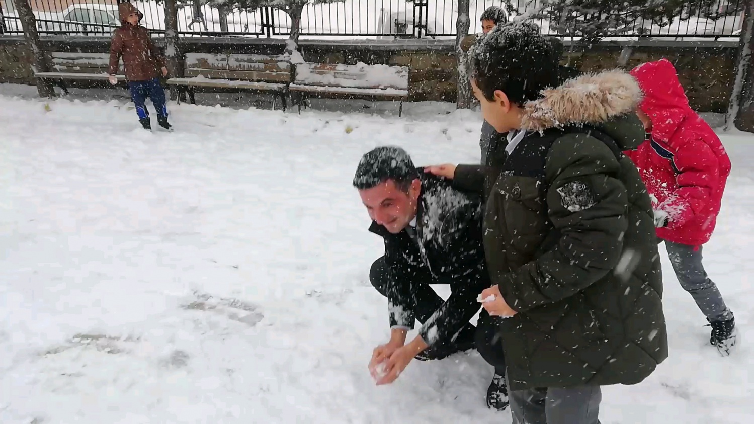 Kaymakamı kartopu yağmuruna tuttular 1