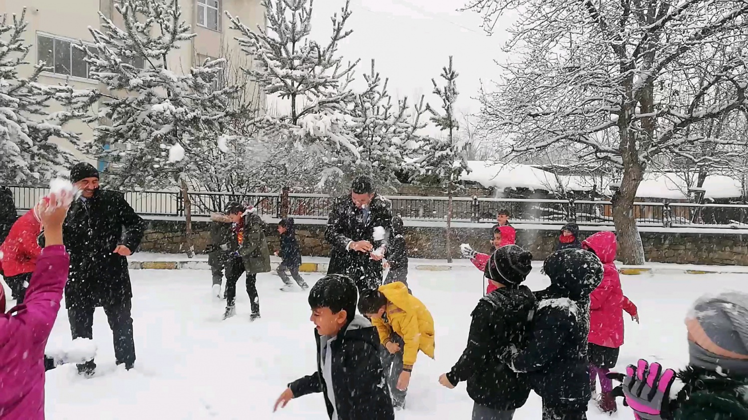 Kaymakamı kartopu yağmuruna tuttular 2