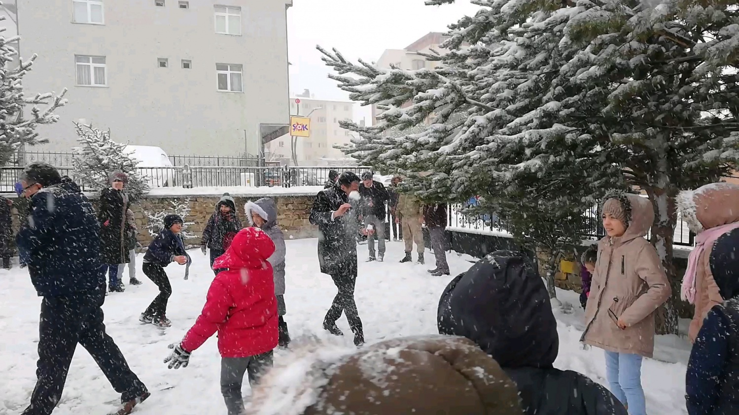 Kaymakamı kartopu yağmuruna tuttular 3