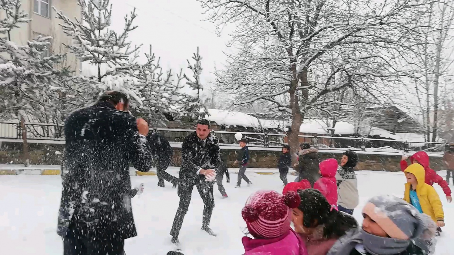 Kaymakamı kartopu yağmuruna tuttular 5
