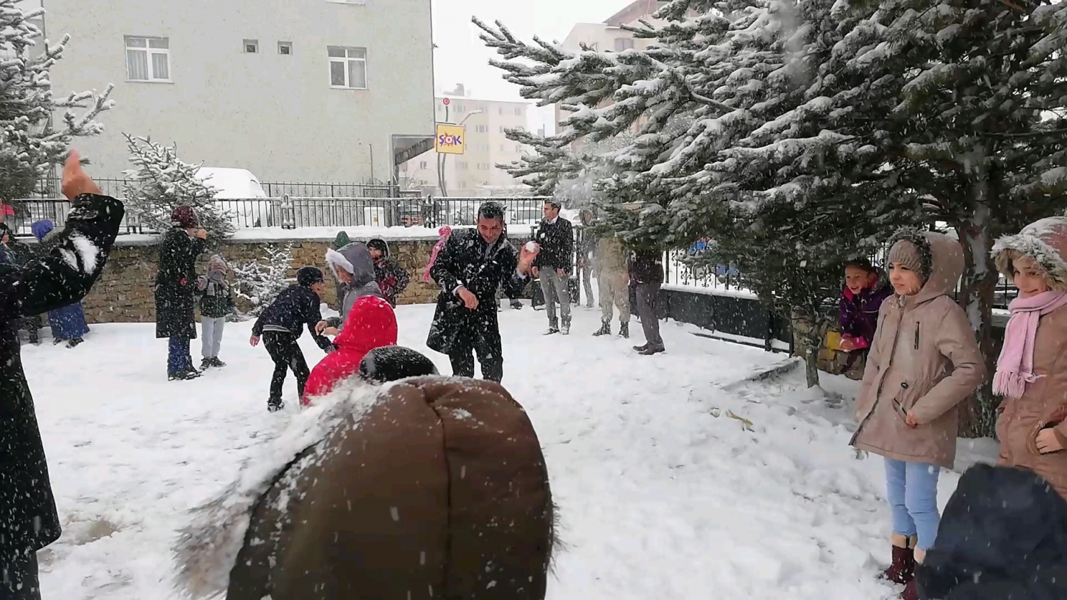 Kaymakamı kartopu yağmuruna tuttular 8