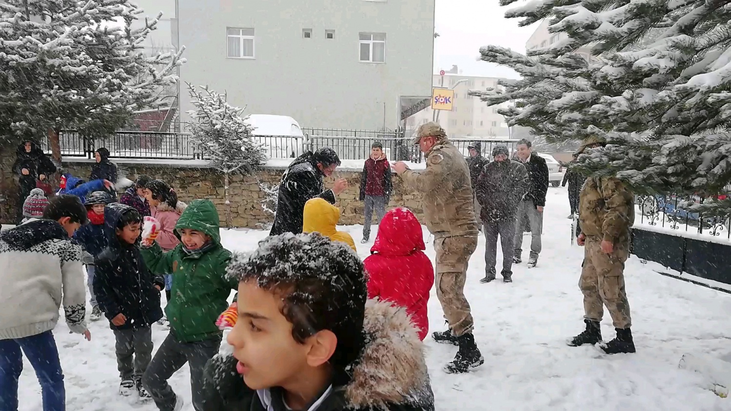 Kaymakamı kartopu yağmuruna tuttular 7