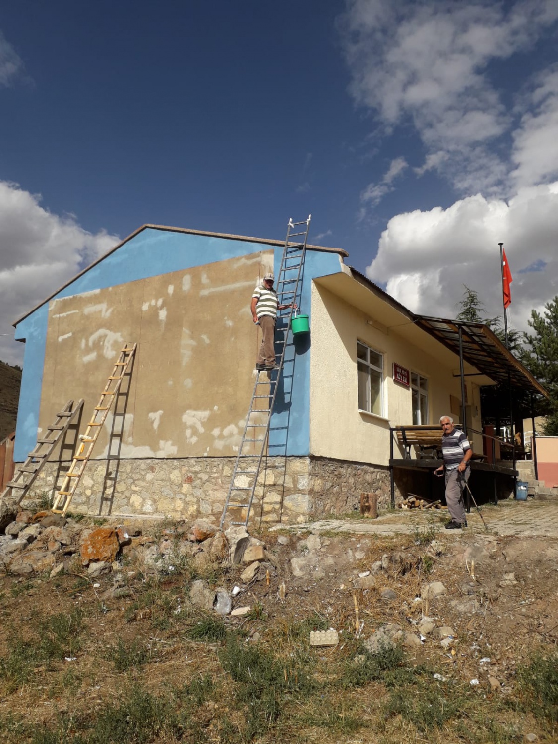 Eski okulun duvarına dev Türk Bayrağı çizdi 2