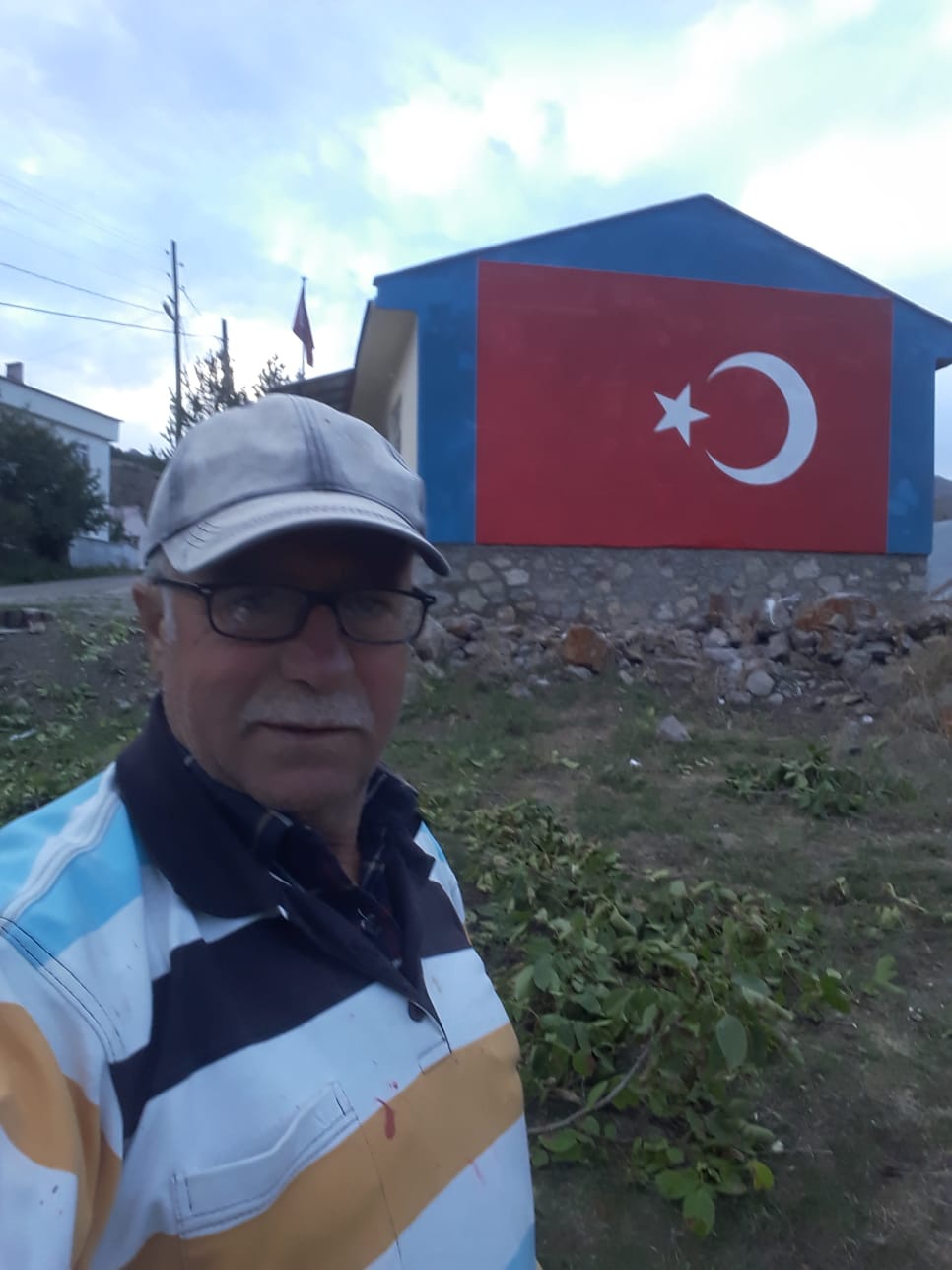 Eski okulun duvarına dev Türk Bayrağı çizdi 1