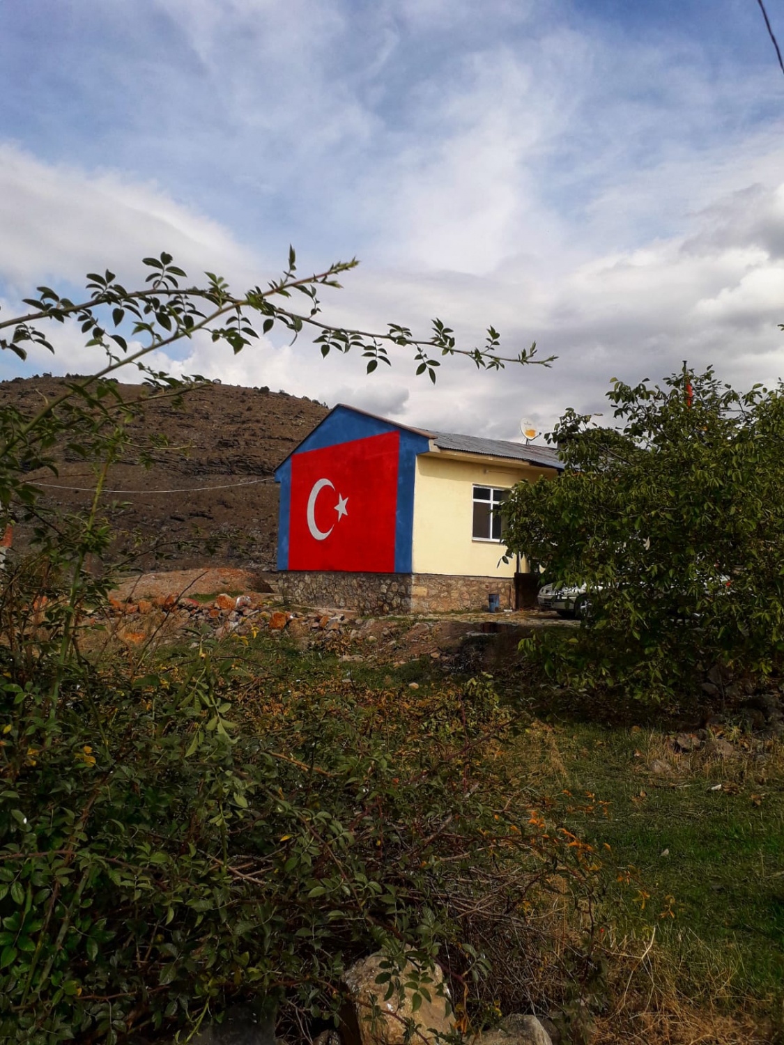 Eski okulun duvarına dev Türk Bayrağı çizdi 6