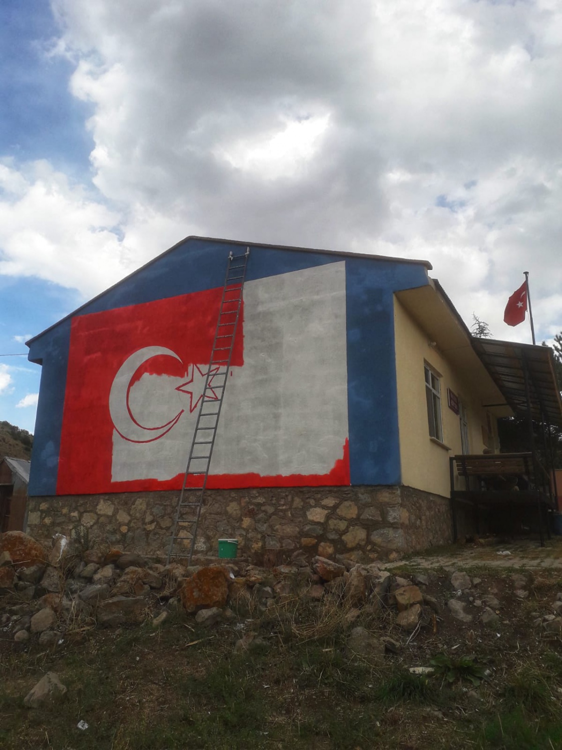 Eski okulun duvarına dev Türk Bayrağı çizdi 4