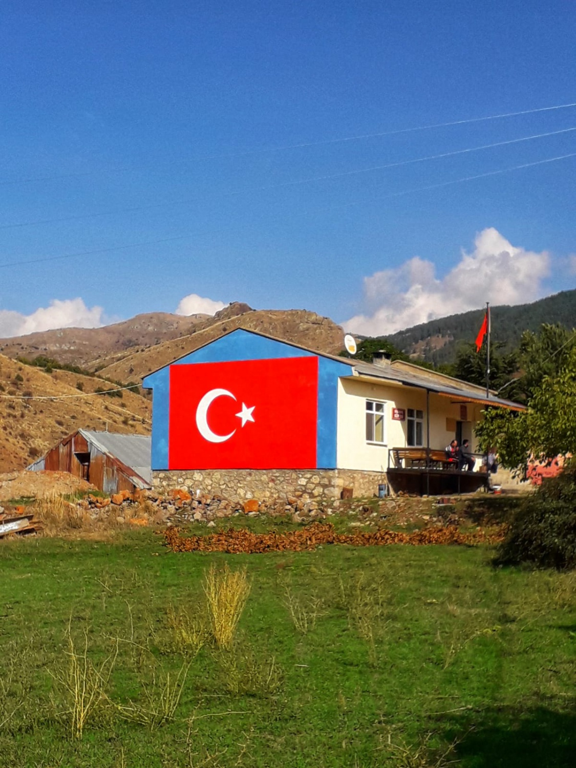 Eski okulun duvarına dev Türk Bayrağı çizdi 8