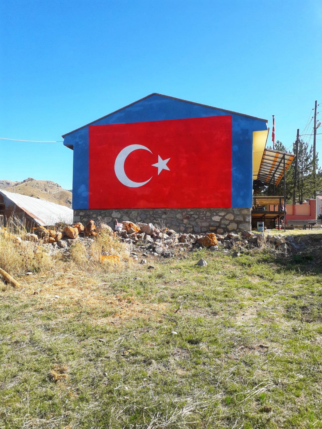 Eski okulun duvarına dev Türk Bayrağı çizdi 7