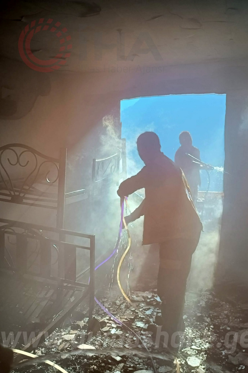 Çakmakla oynayan çocuğun çıkardığı yangın evi kullanılmaz hale getirdi 3