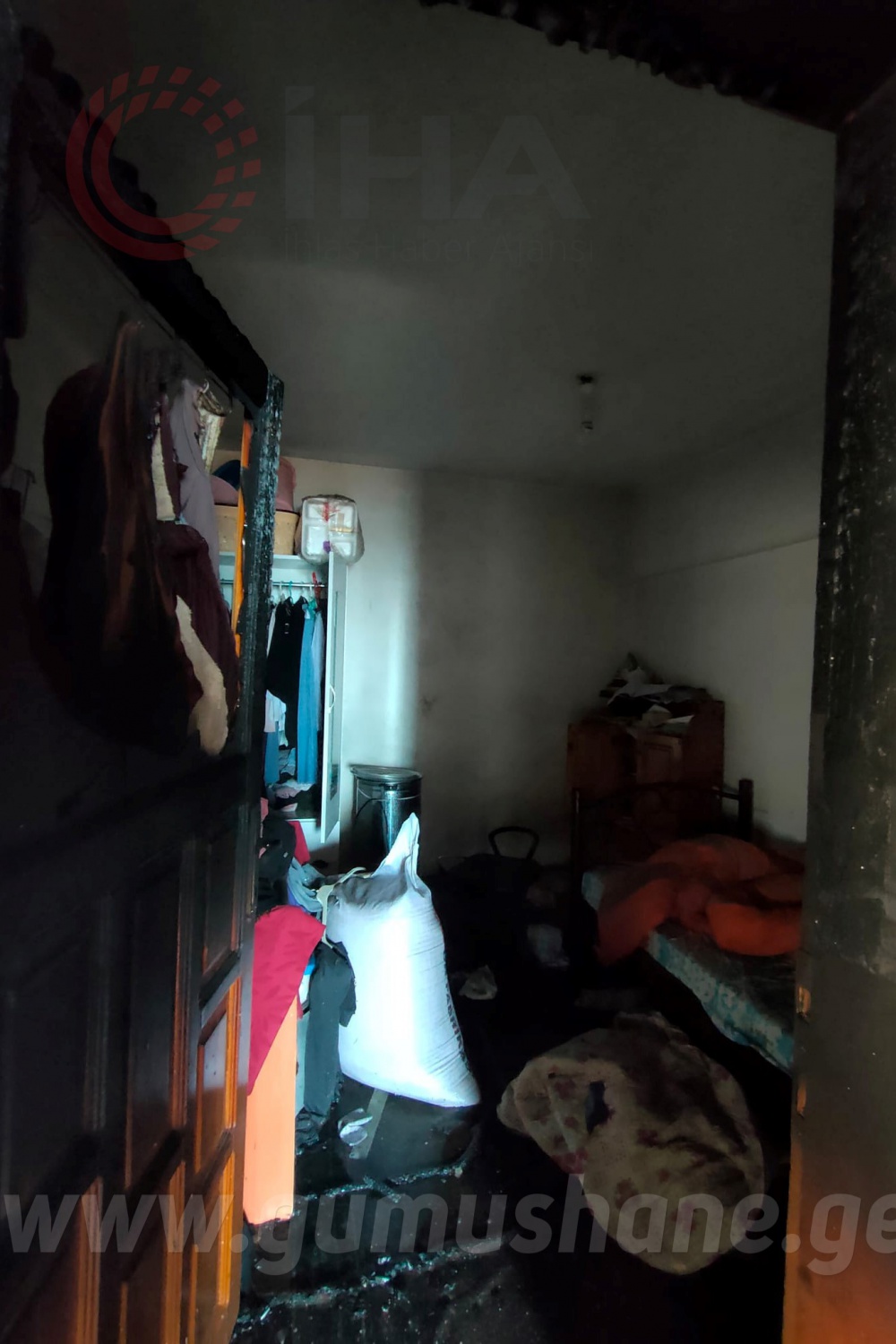 Çakmakla oynayan çocuğun çıkardığı yangın evi kullanılmaz hale getirdi 2