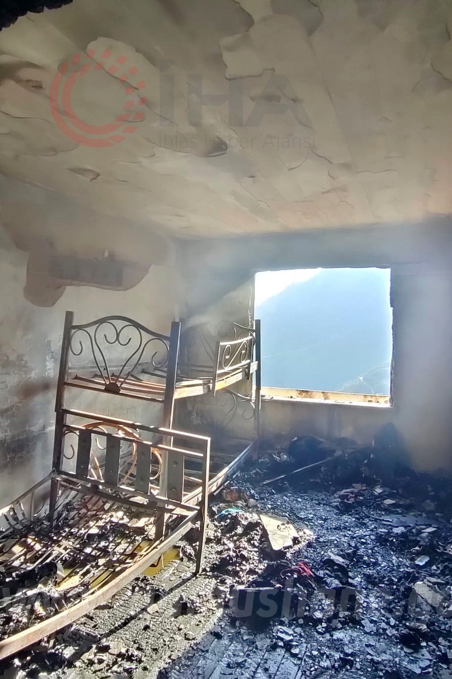 Çakmakla oynayan çocuğun çıkardığı yangın evi kullanılmaz hale getirdi 7