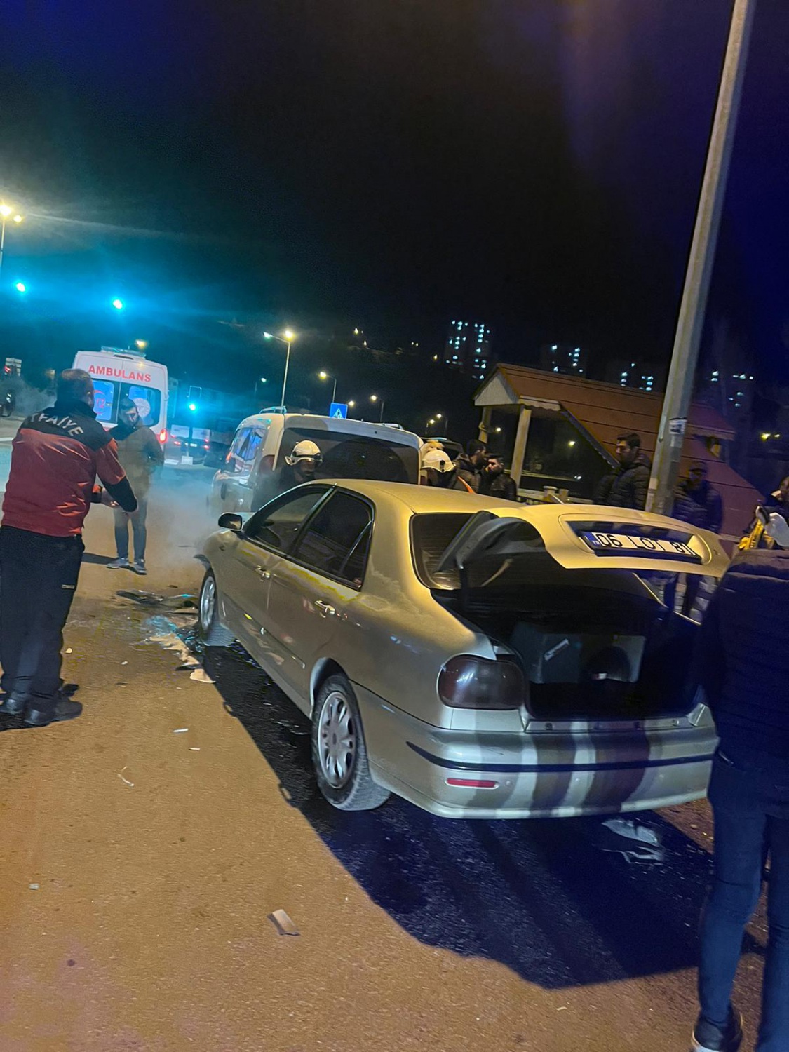 Park halindeki araçlara çarpan otomobil alev aldı 4