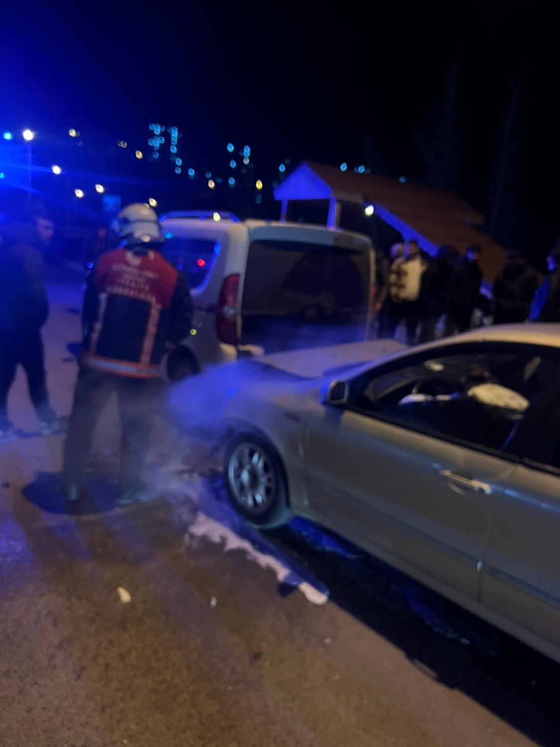 Park halindeki araçlara çarpan otomobil alev aldı 1