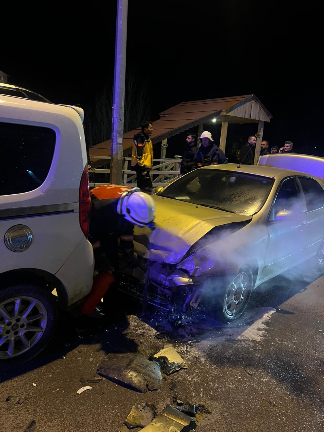 Park halindeki araçlara çarpan otomobil alev aldı 2