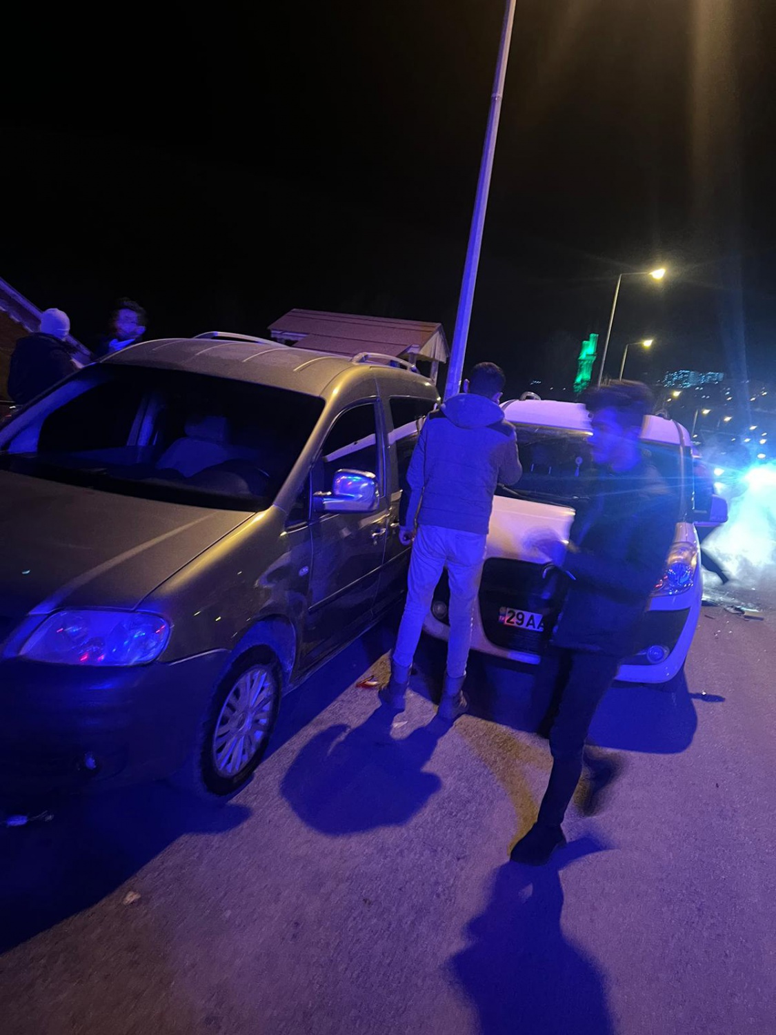 Park halindeki araçlara çarpan otomobil alev aldı 3