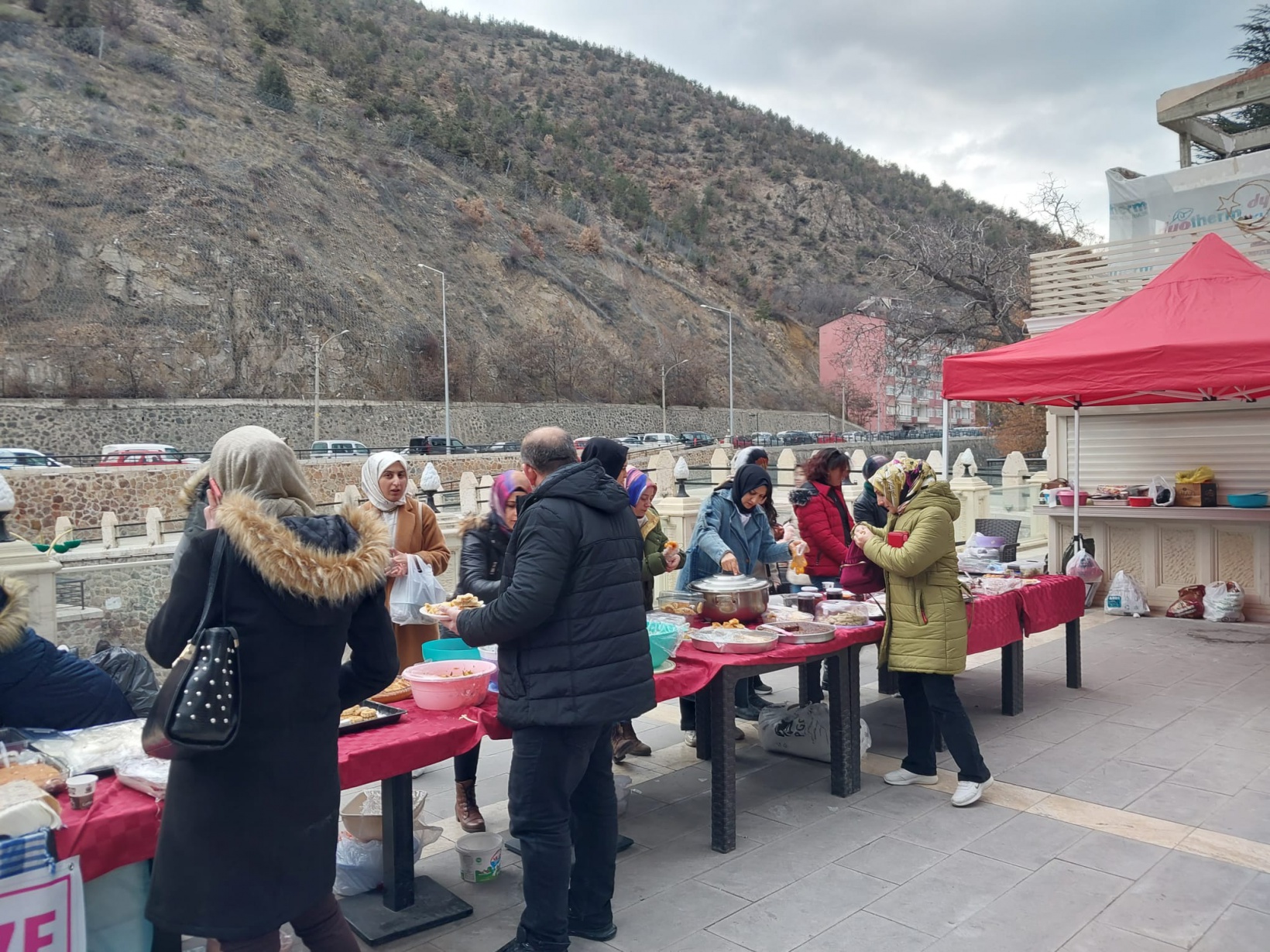 Yunus Emre bebek için yapılan kermese yoğun ilgi 14