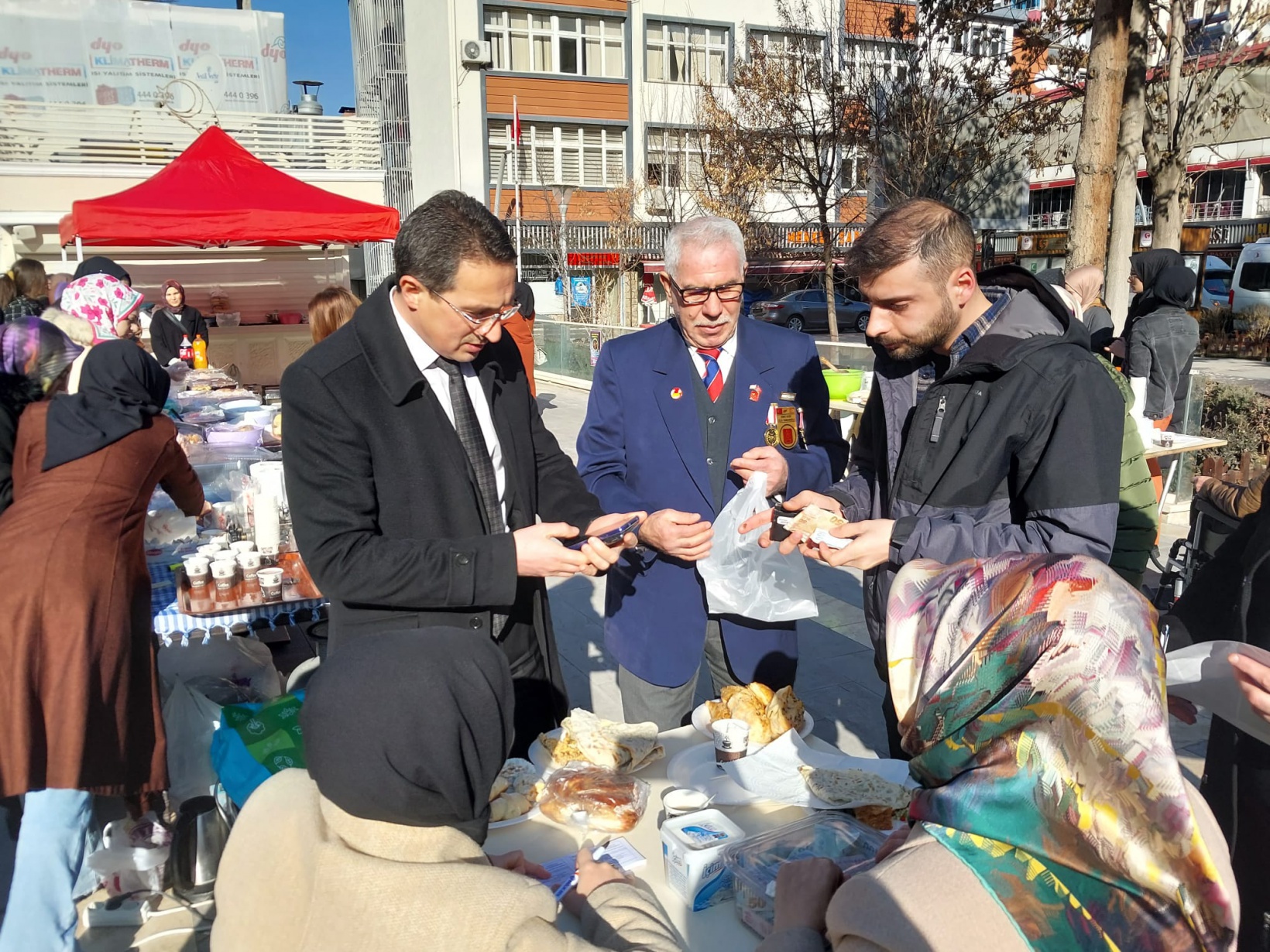 Yunus Emre bebek için yapılan kermese yoğun ilgi 7