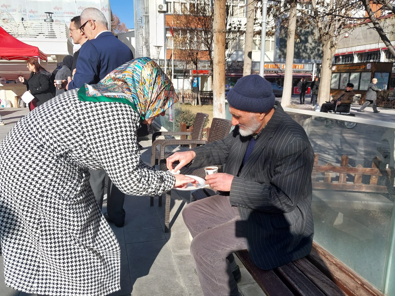 Yunus Emre bebek için yapılan kermese yoğun ilgi 4
