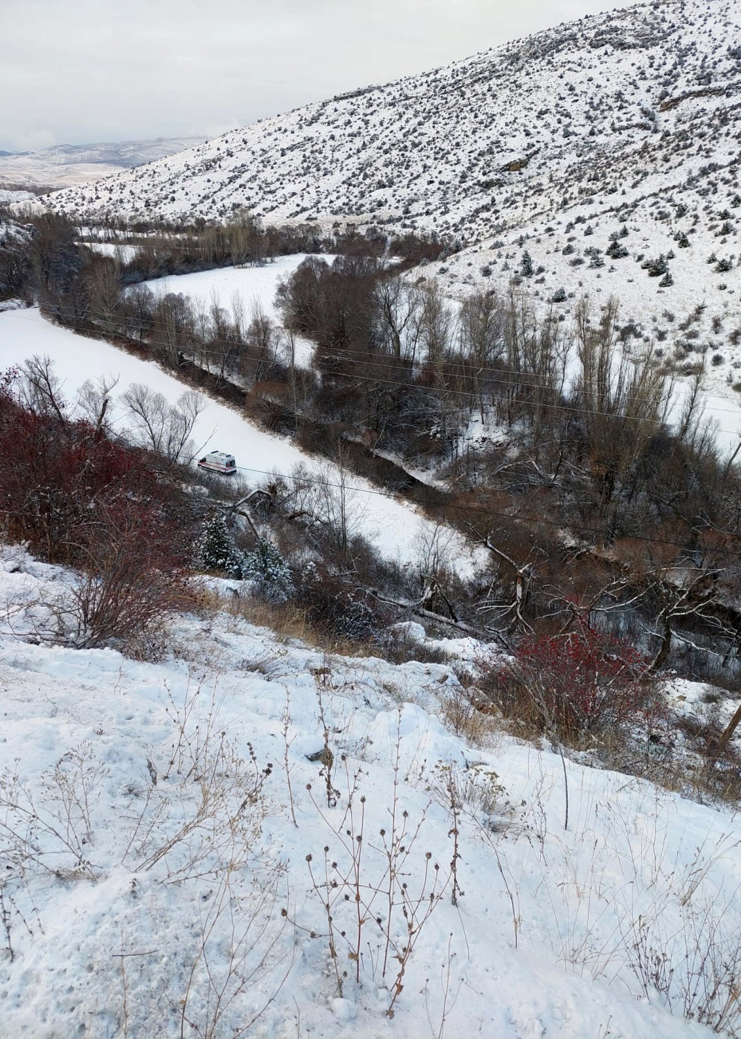 Kayganlaşan yolda kontrolden çıkan otomobil şarampole devrildi: 6 yaralı 2