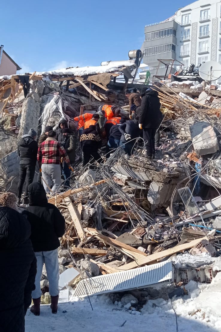 Depremzedelere sıcak çorba yapıp dağıtıyorlar 7