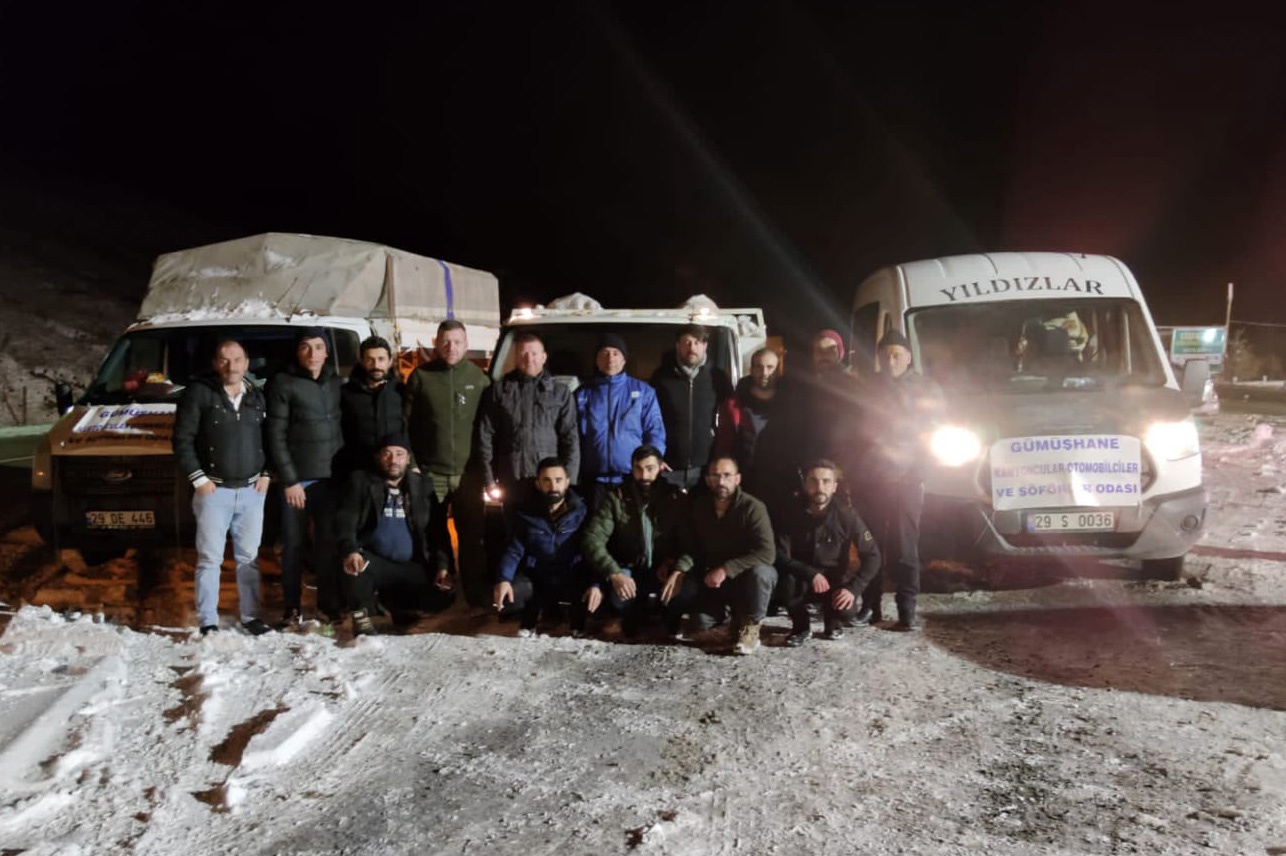 Depremzedelere sıcak çorba yapıp dağıtıyorlar 6