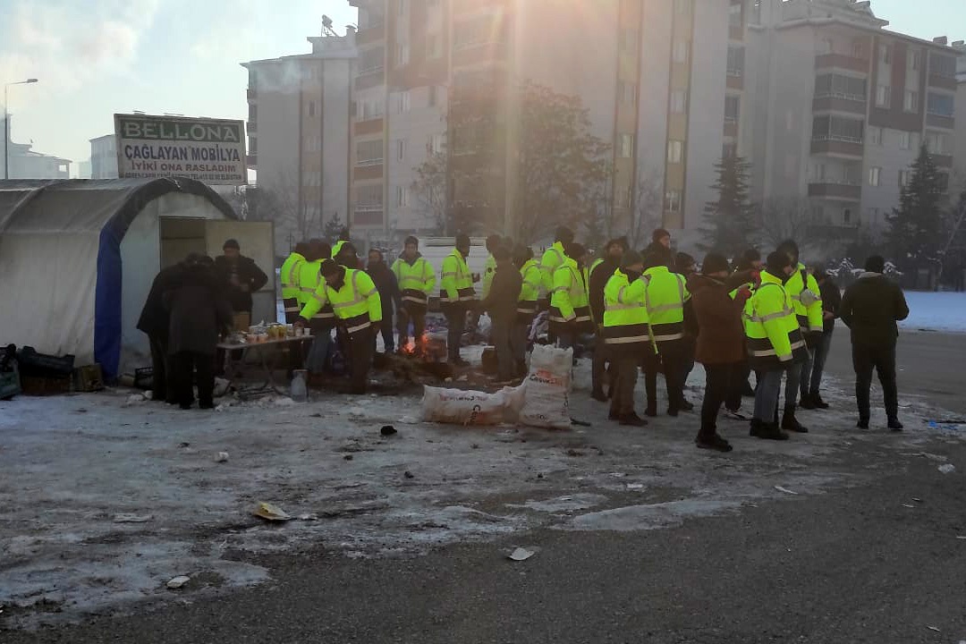 Depremzedelere sıcak çorba yapıp dağıtıyorlar 1