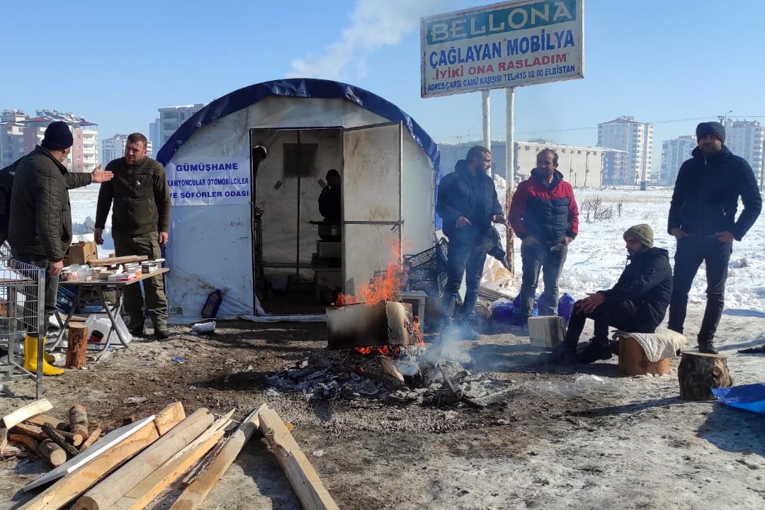 Depremzedelere sıcak çorba yapıp dağıtıyorlar 2