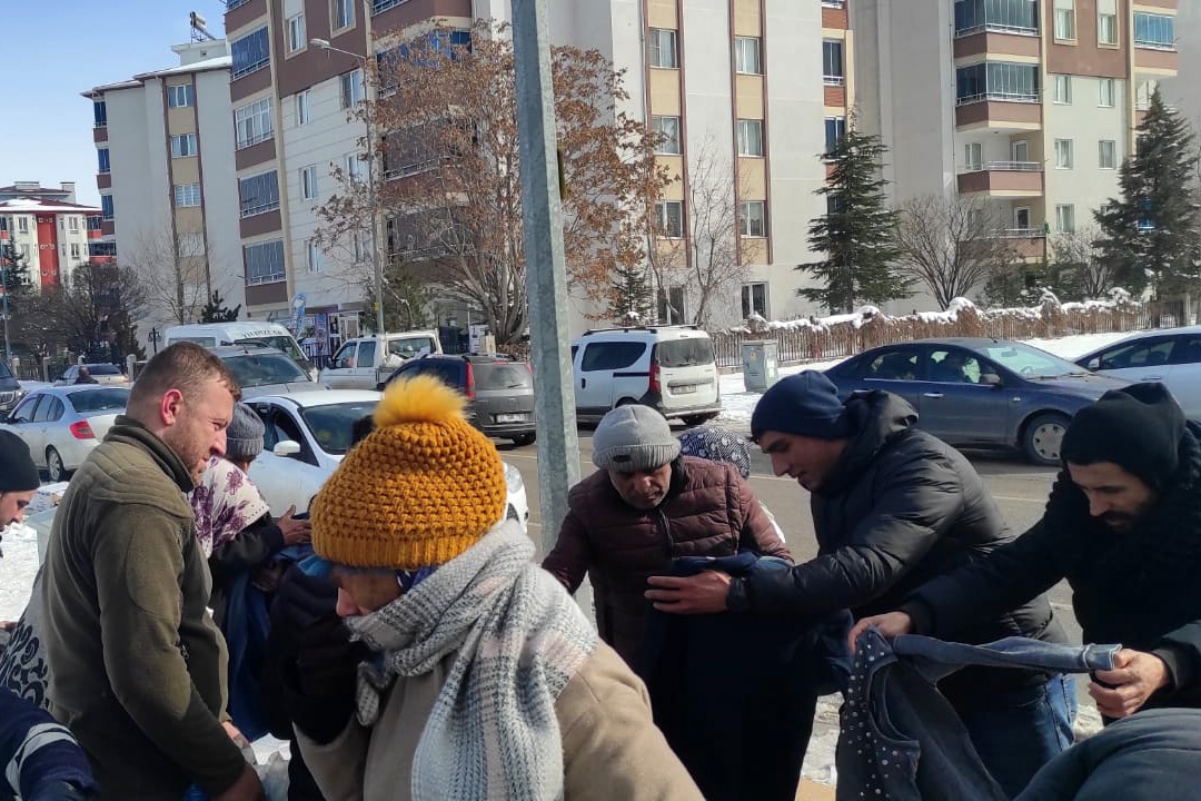 Depremzedelere sıcak çorba yapıp dağıtıyorlar 4