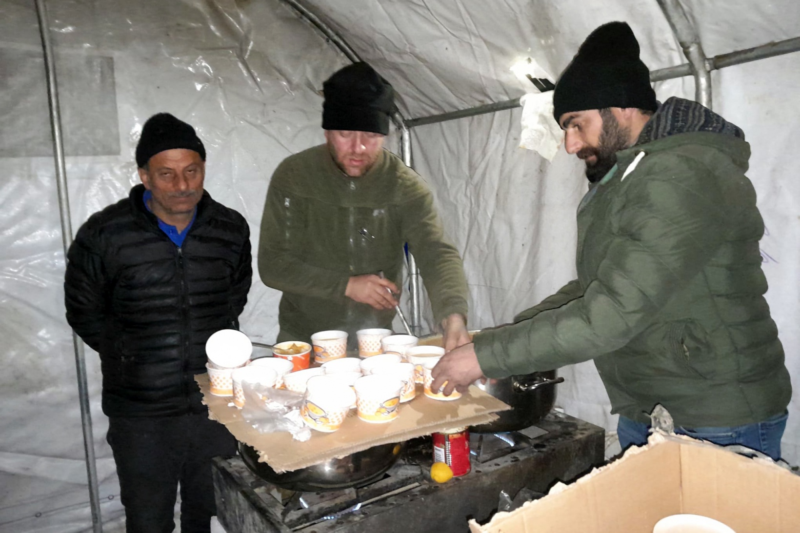 Depremzedelere sıcak çorba yapıp dağıtıyorlar 5