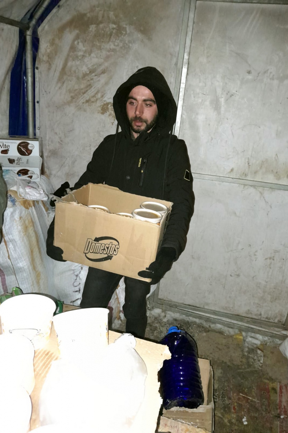 Depremzedelere sıcak çorba yapıp dağıtıyorlar 3