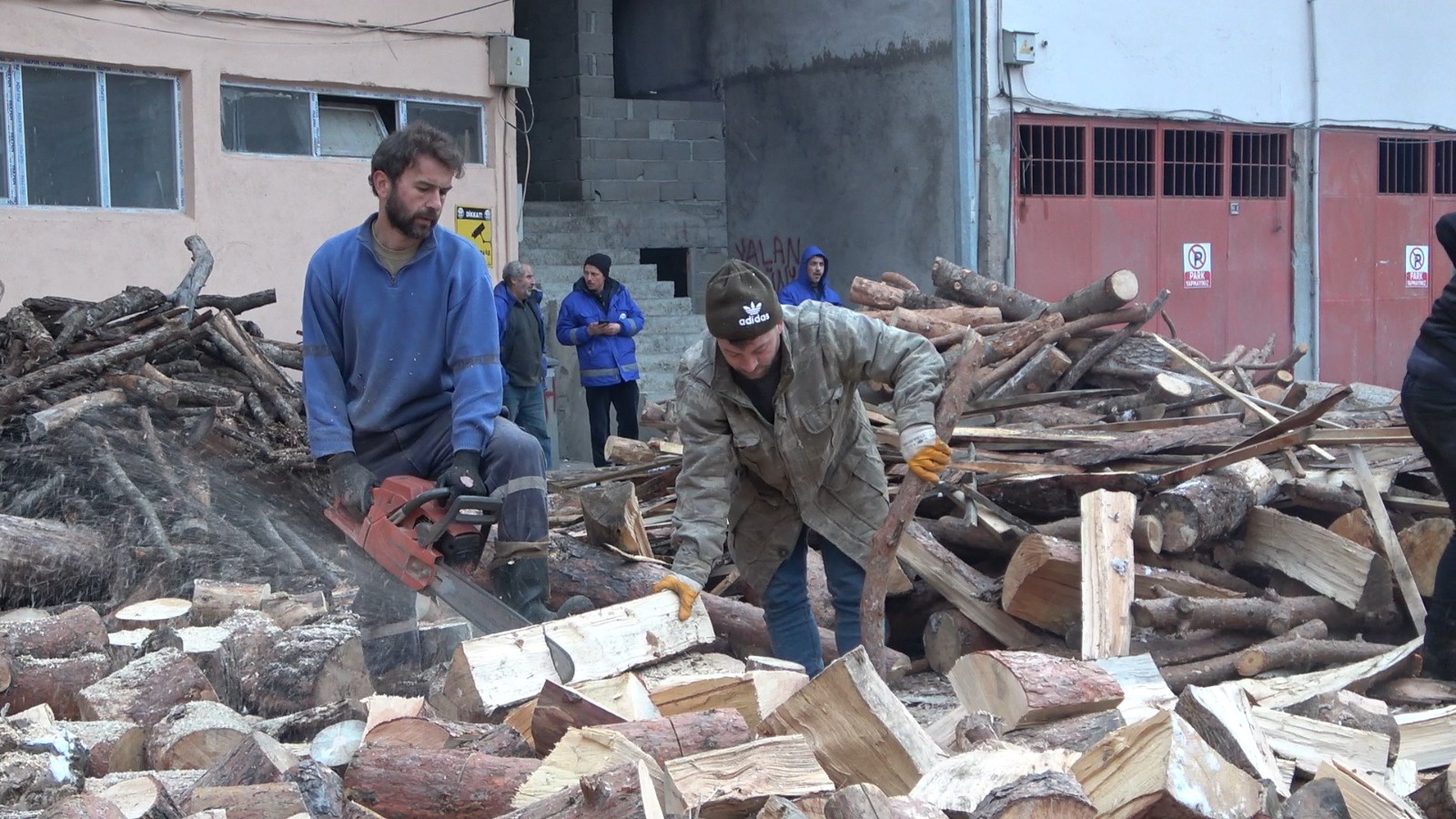 Torul depremzedelerin odun ihtiyacını karşılamak için seferber oldu 8