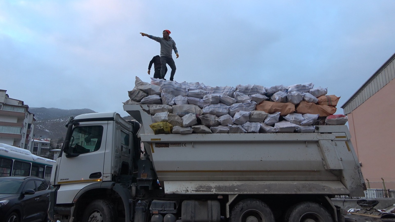 Torul depremzedelerin odun ihtiyacını karşılamak için seferber oldu 1