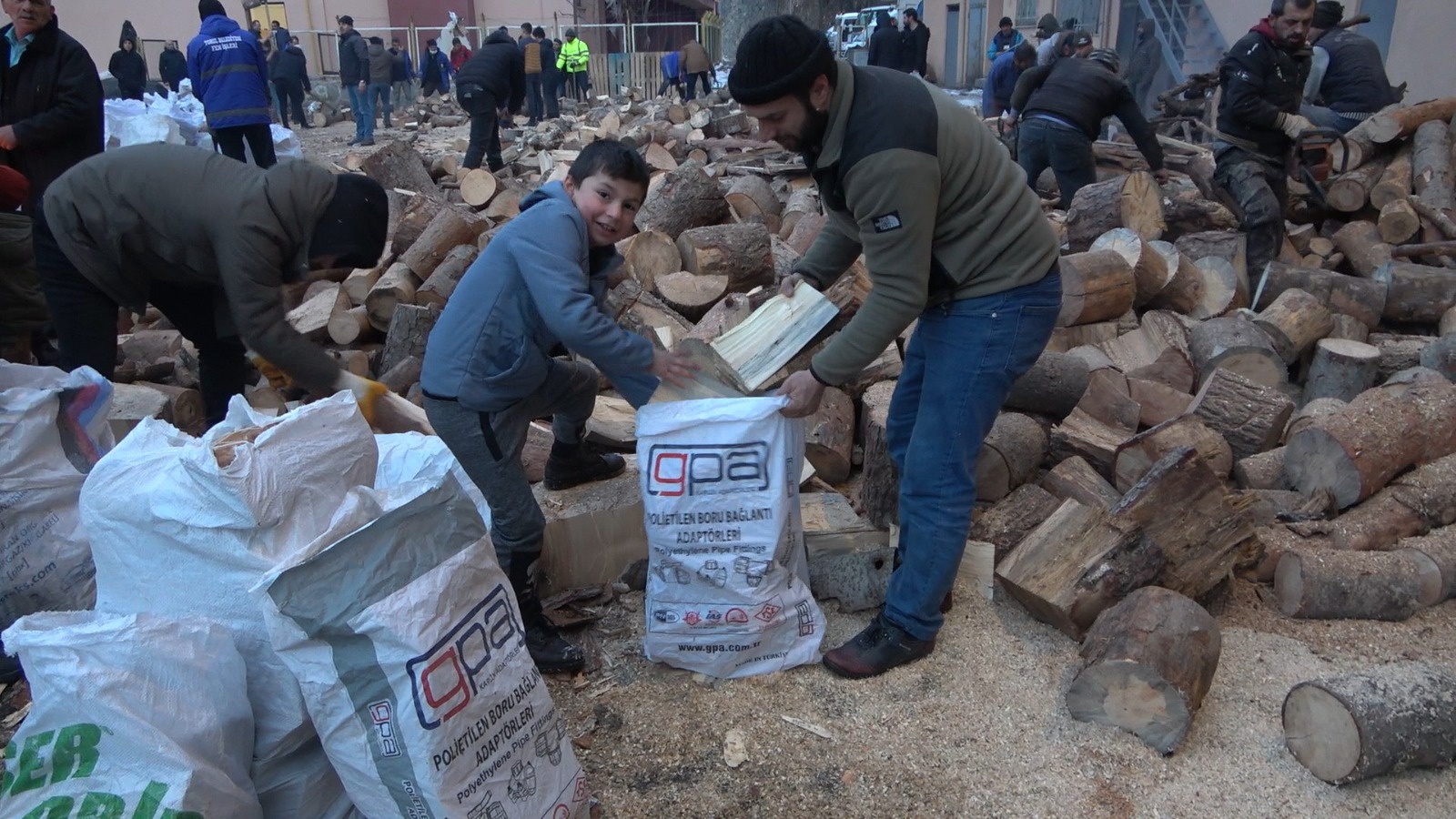 Torul depremzedelerin odun ihtiyacını karşılamak için seferber oldu 3