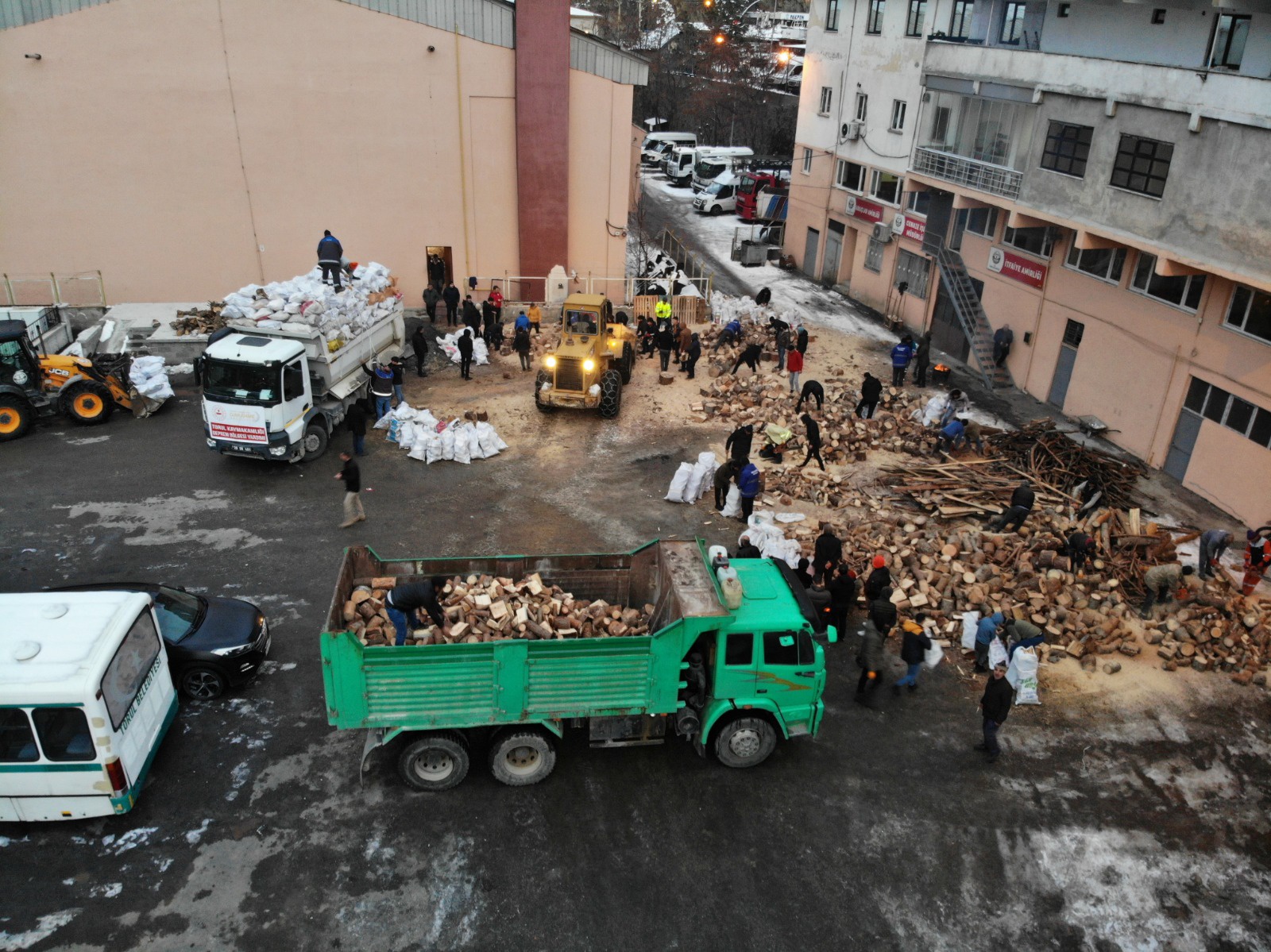 Torul depremzedelerin odun ihtiyacını karşılamak için seferber oldu 11