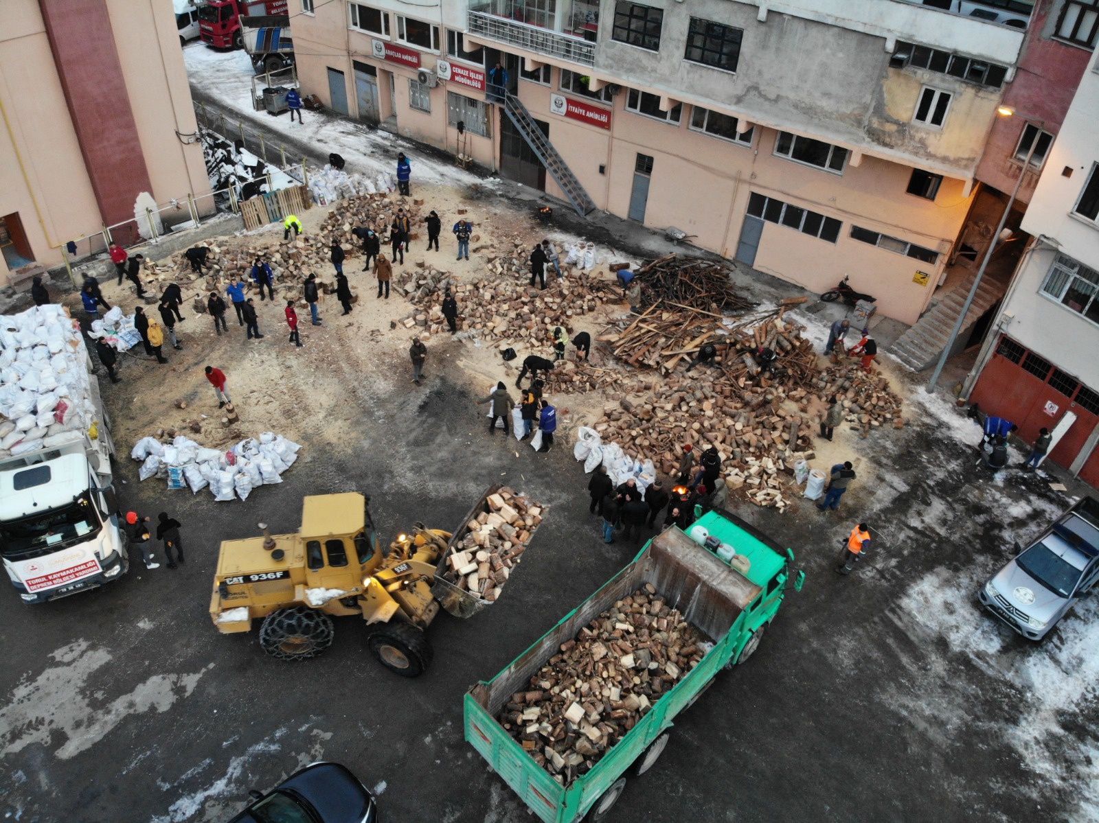 Torul depremzedelerin odun ihtiyacını karşılamak için seferber oldu 7