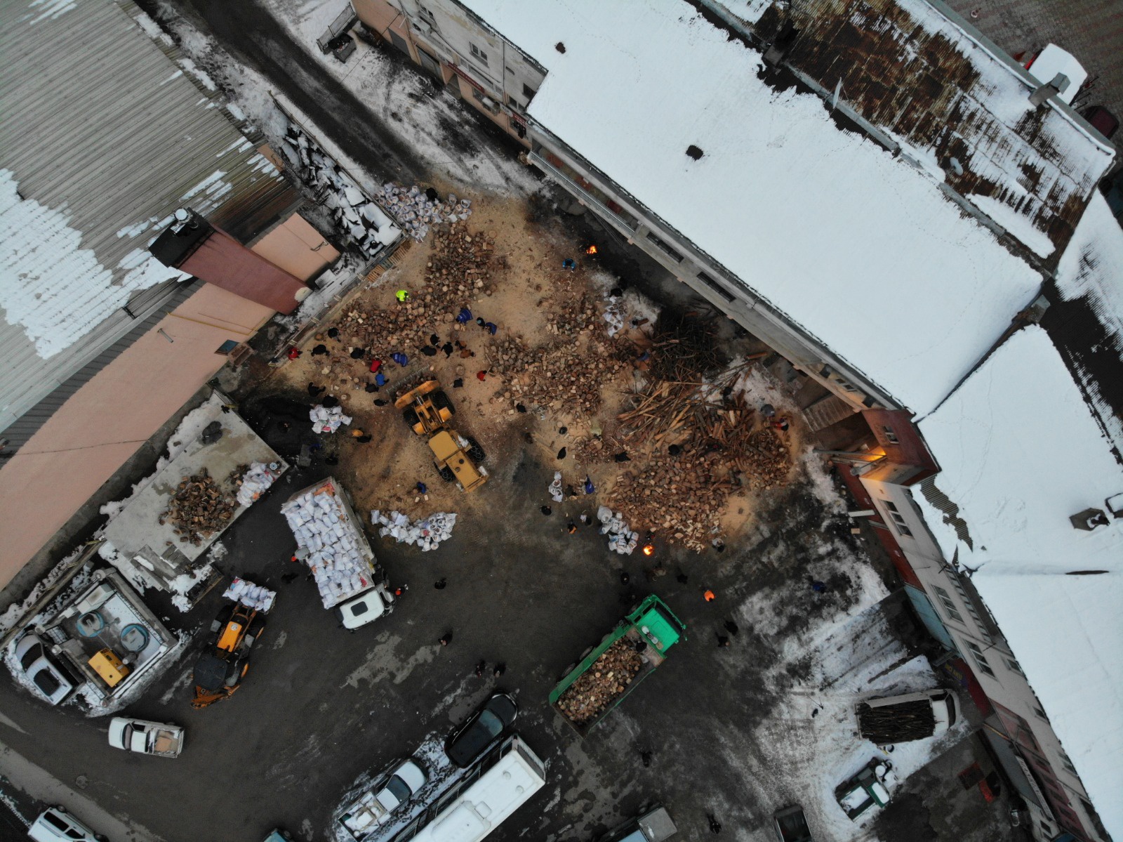 Torul depremzedelerin odun ihtiyacını karşılamak için seferber oldu 9