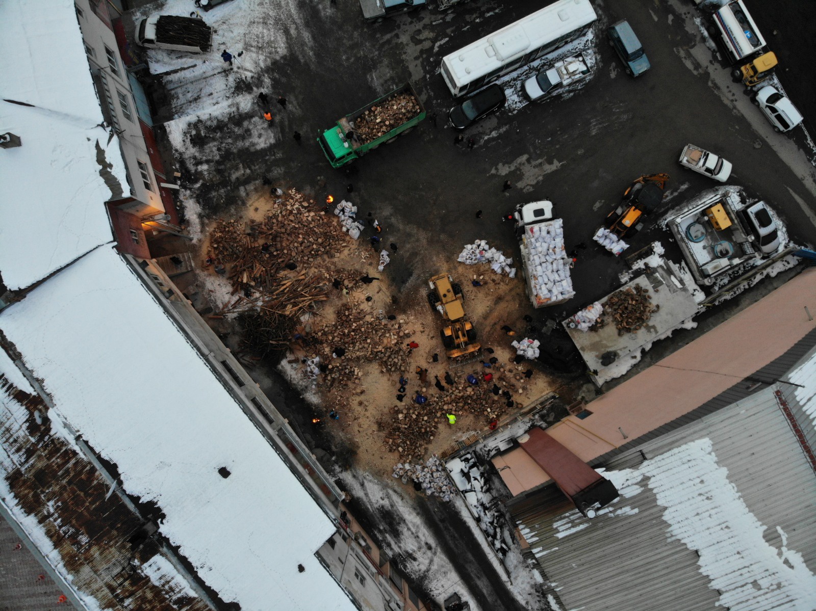 Torul depremzedelerin odun ihtiyacını karşılamak için seferber oldu 10