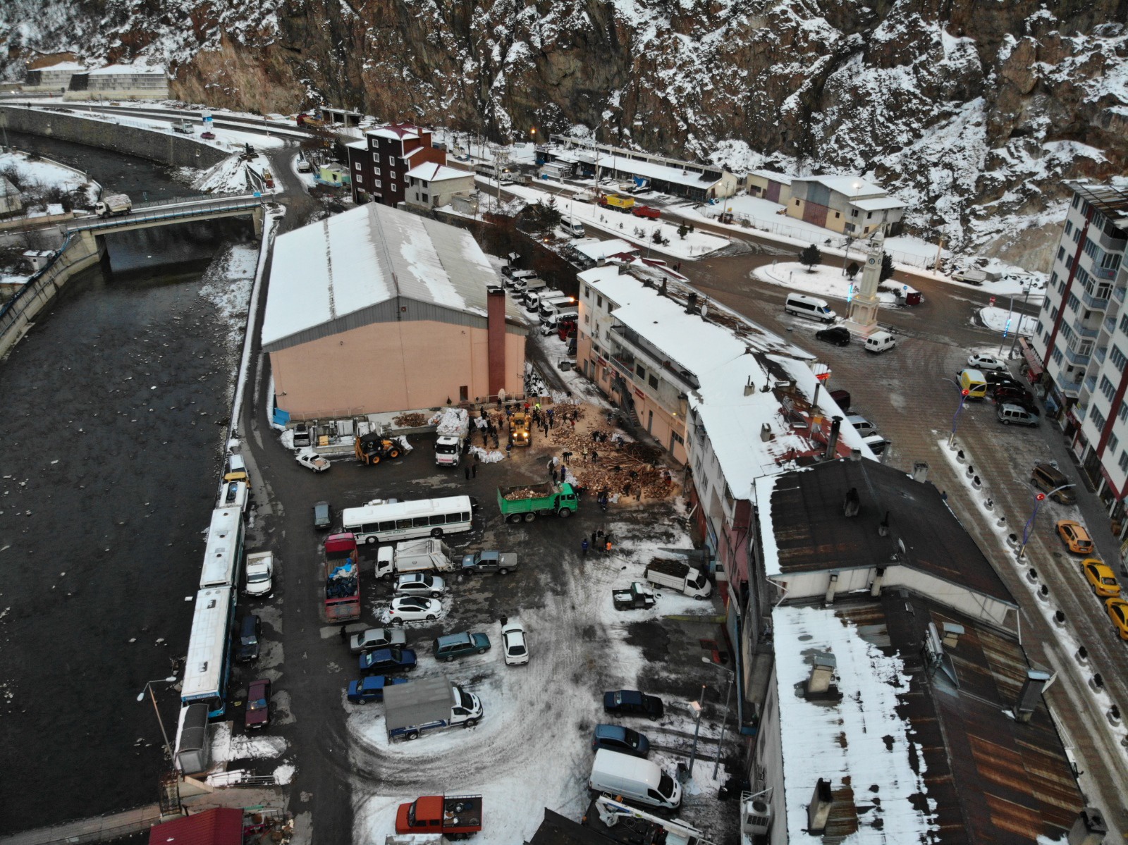 Torul depremzedelerin odun ihtiyacını karşılamak için seferber oldu 6