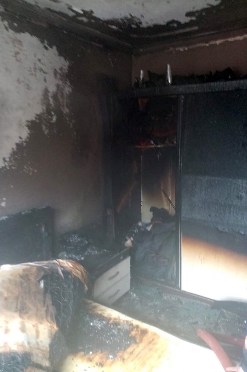 Aynı anda şarj olan 3 cep telefonu yangına sebep oldu 6