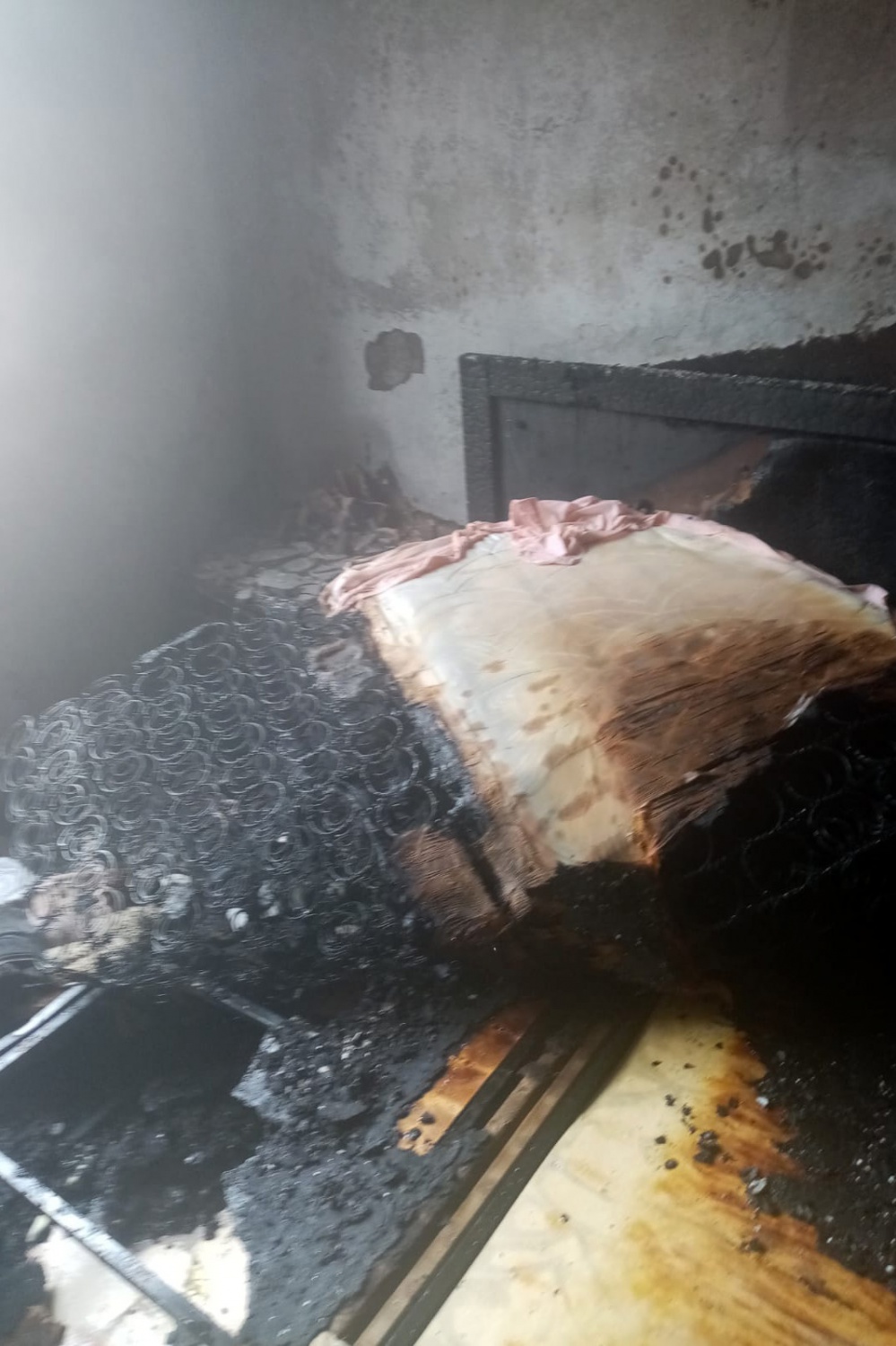 Aynı anda şarj olan 3 cep telefonu yangına sebep oldu 7