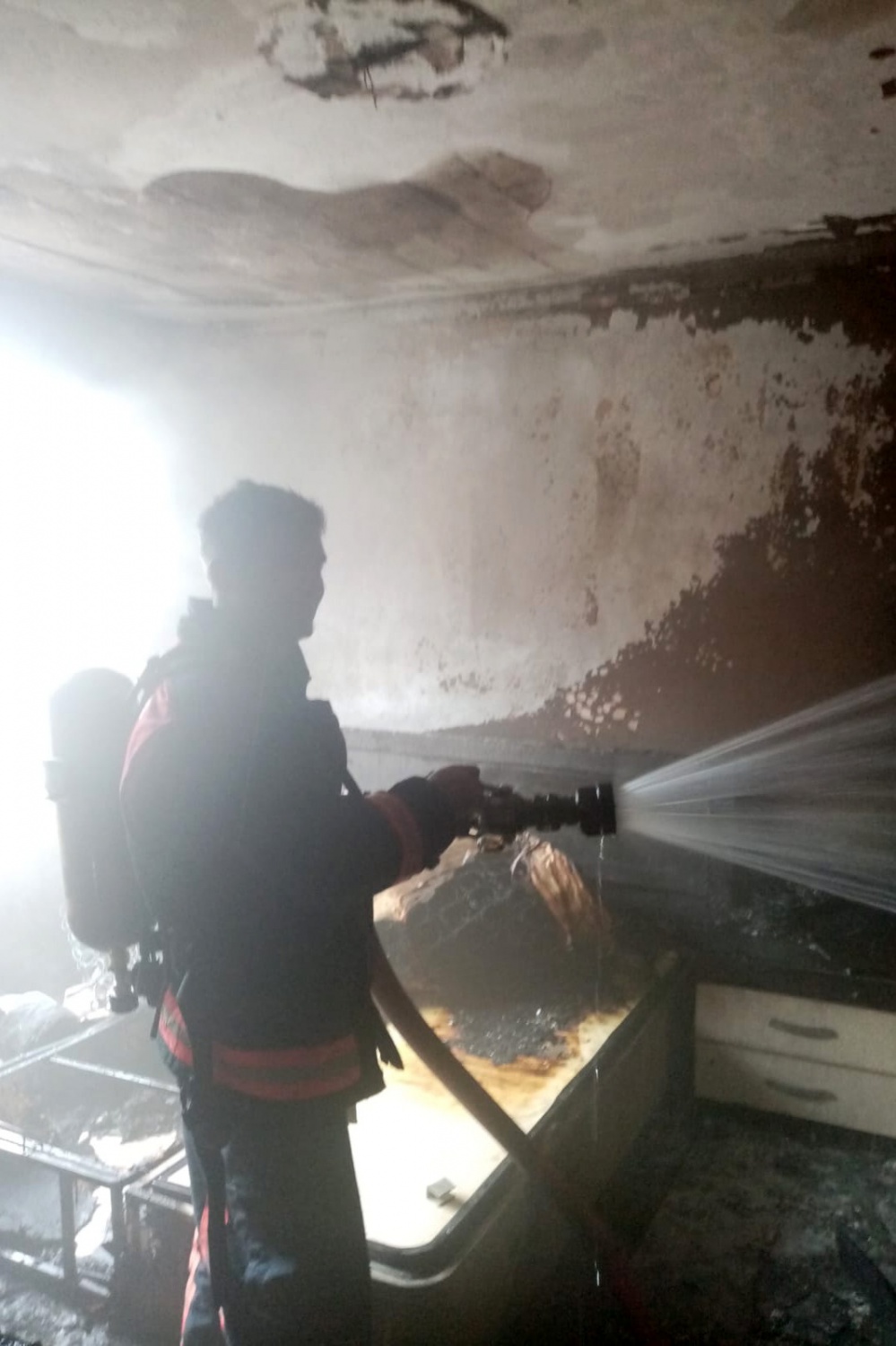 Aynı anda şarj olan 3 cep telefonu yangına sebep oldu 2