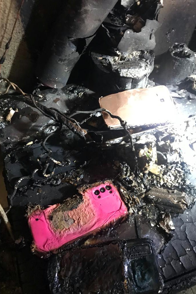 Aynı anda şarj olan 3 cep telefonu yangına sebep oldu 4