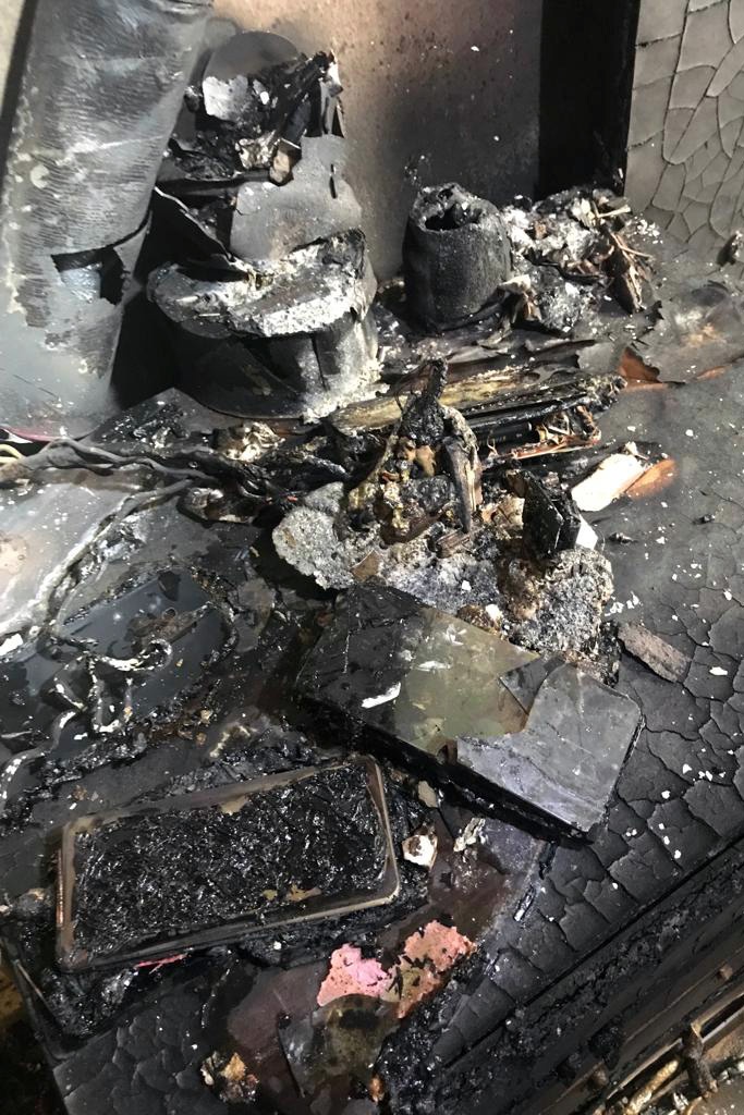 Aynı anda şarj olan 3 cep telefonu yangına sebep oldu 8