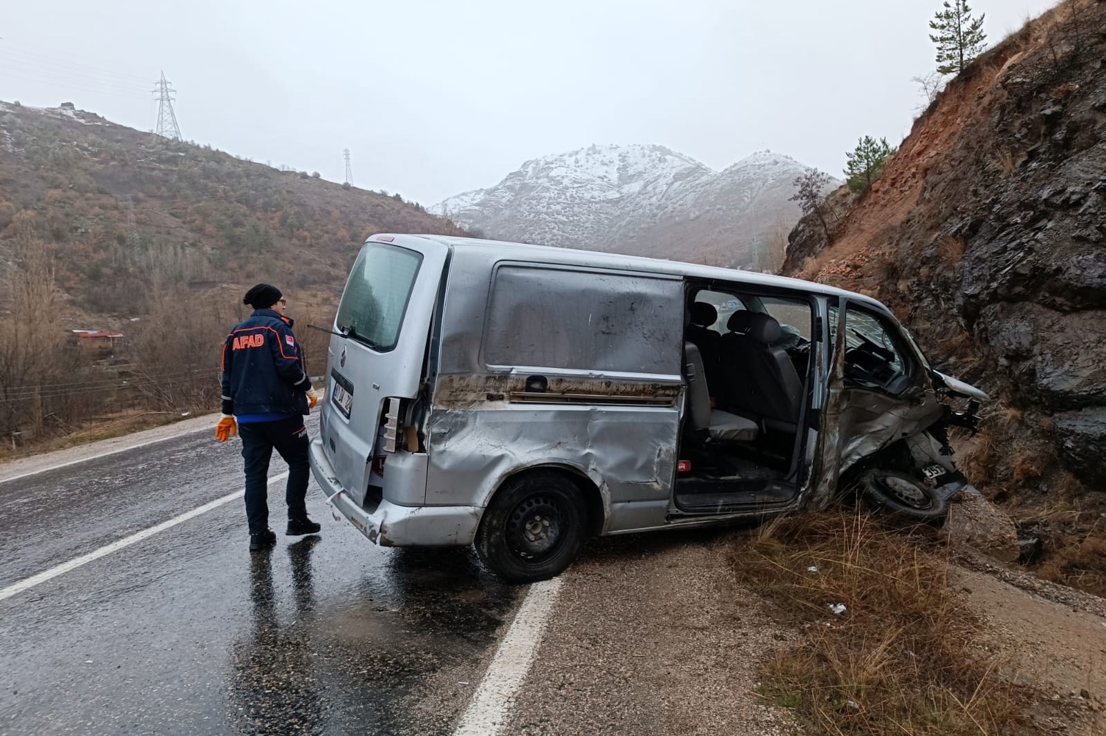 Gümüşhane’de trafik kazası: 2 yaralı 5