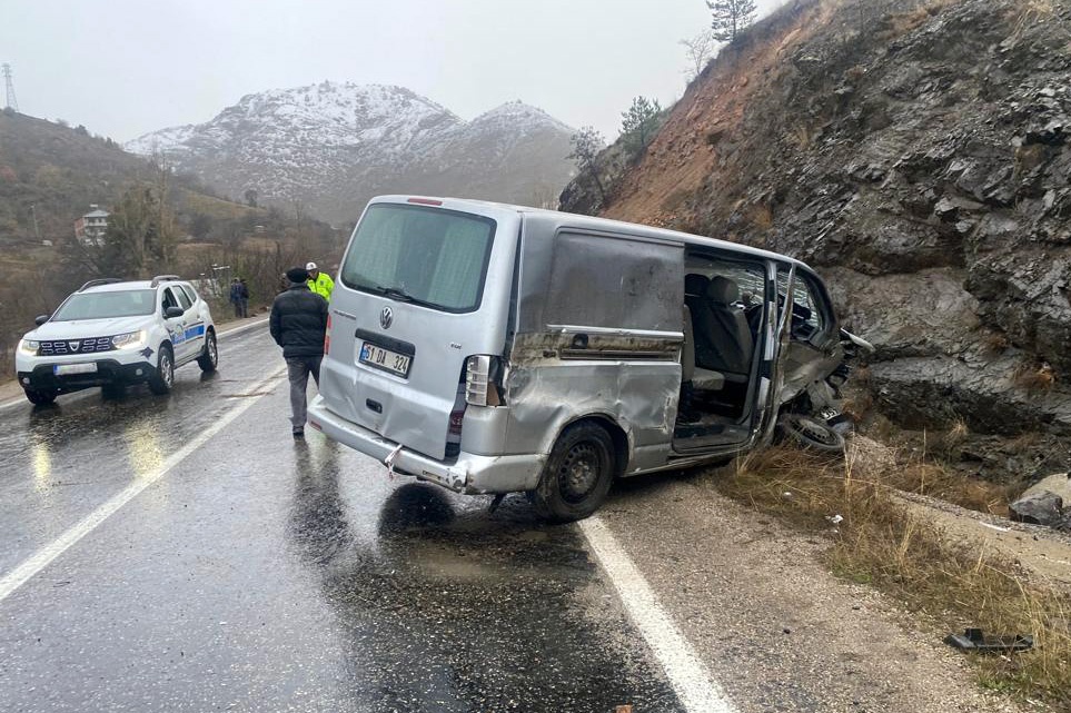Gümüşhane’de trafik kazası: 2 yaralı 7