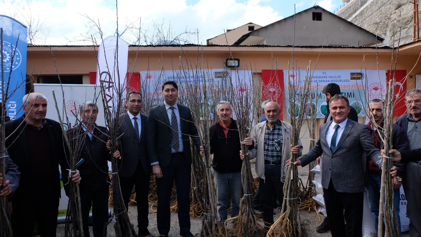 Gümüşhane’de üreticilere yem bitkisi ve fidan dağıtımı gerçekleştirildi 1