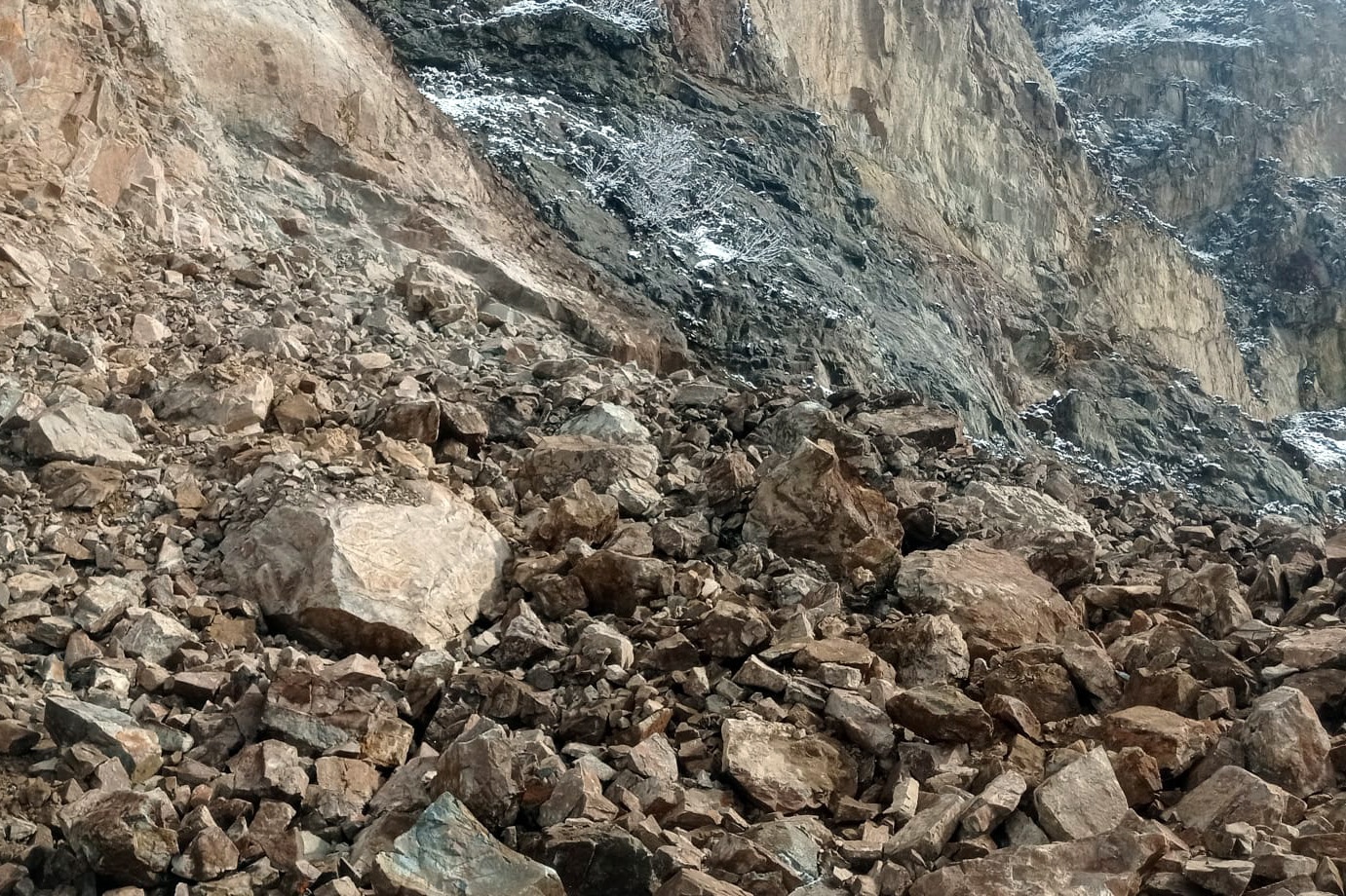 Gümüşhane-Kürtün yolunda heyelan 9