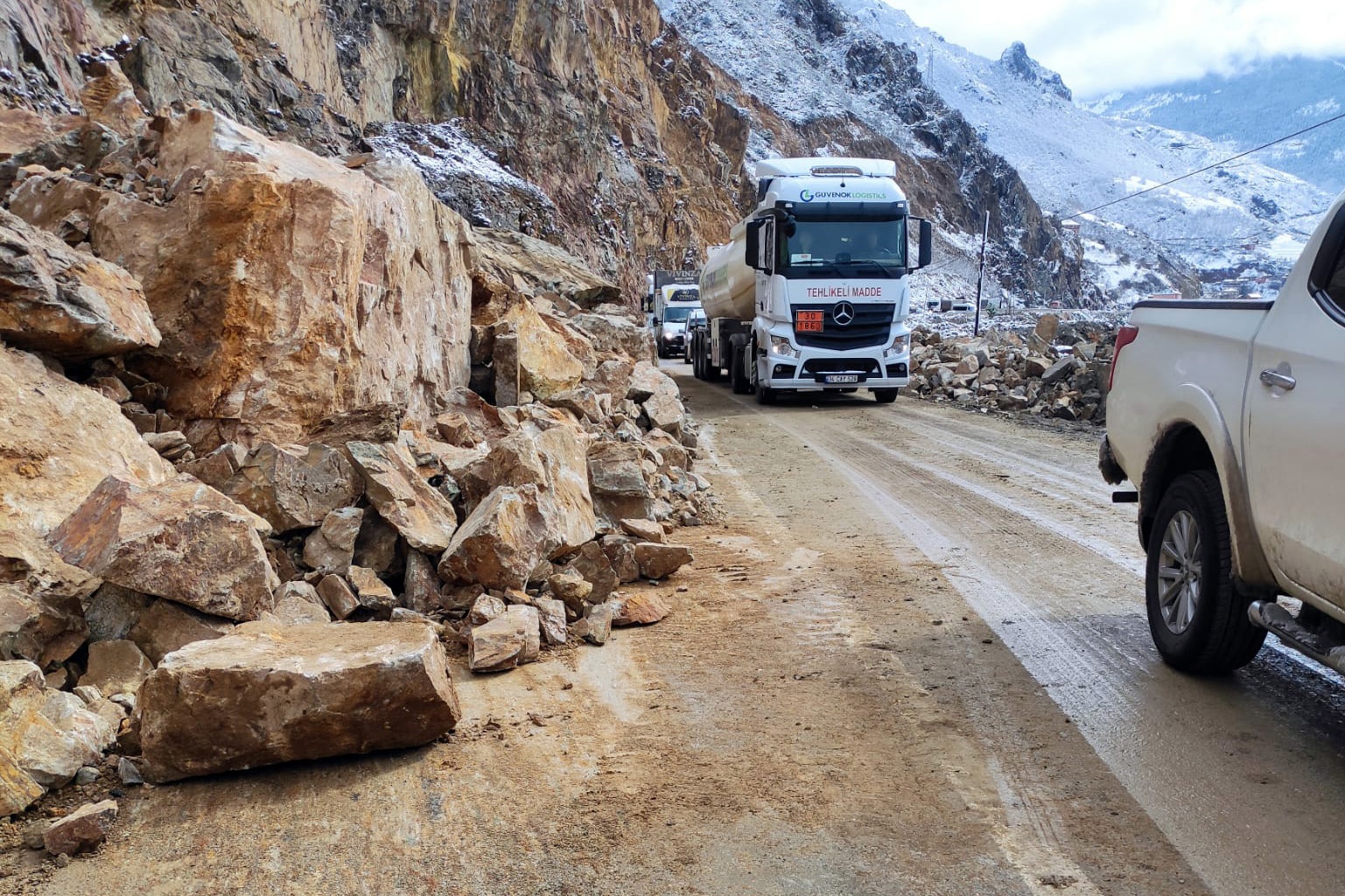 Gümüşhane-Kürtün yolunda heyelan 6