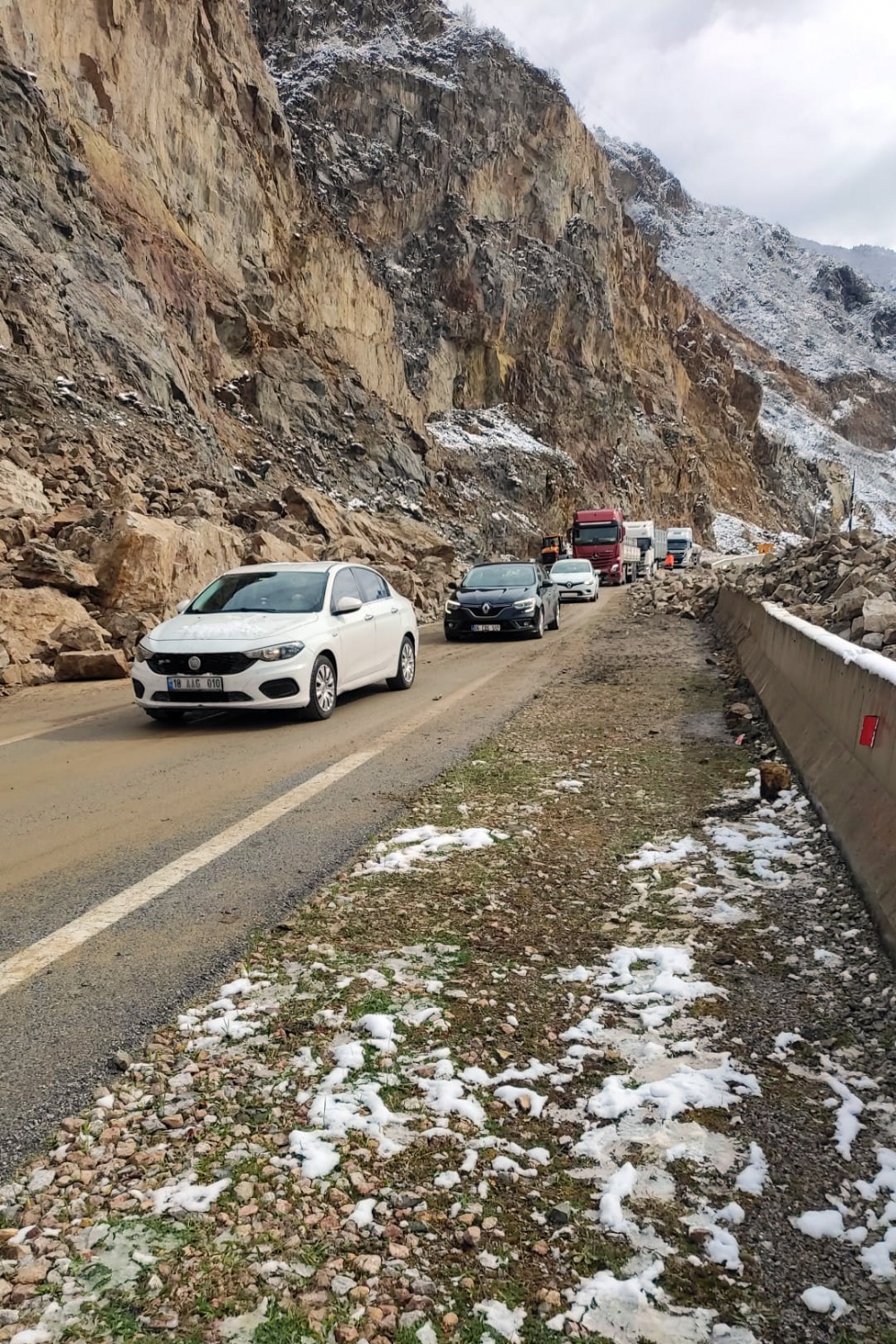 Gümüşhane-Kürtün yolunda heyelan 3