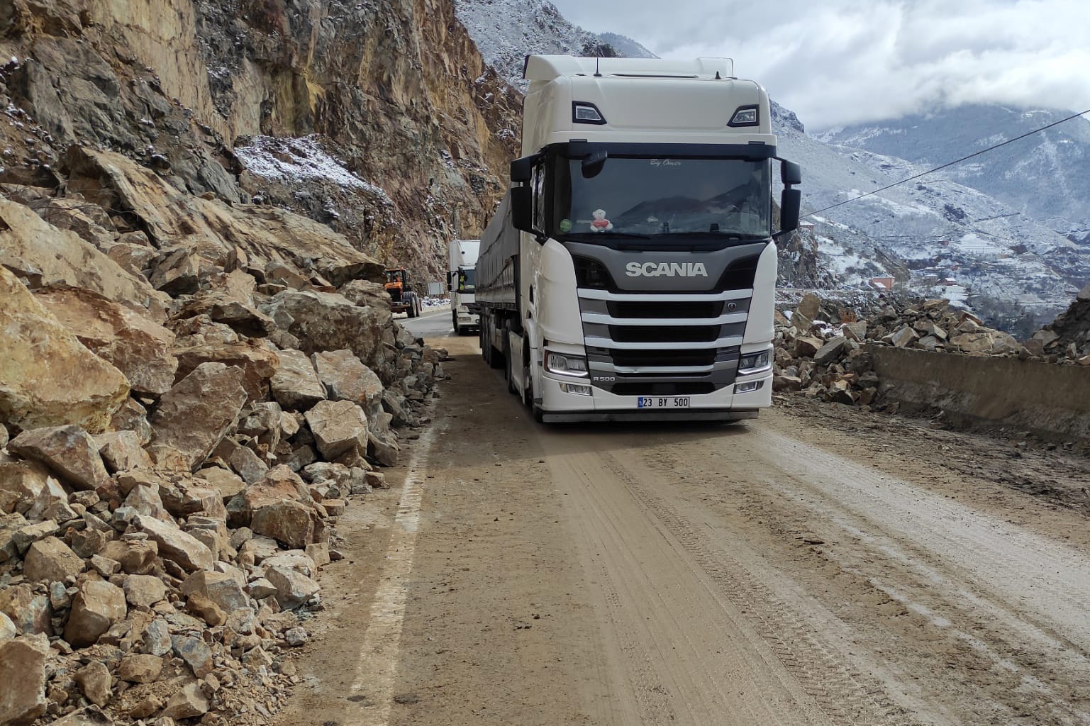 Gümüşhane-Kürtün yolunda heyelan 7